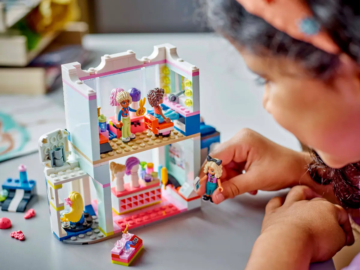 LEGO 42662 FRIENDS HAIR SALON AND ACCESSORIES STORE - Image 10