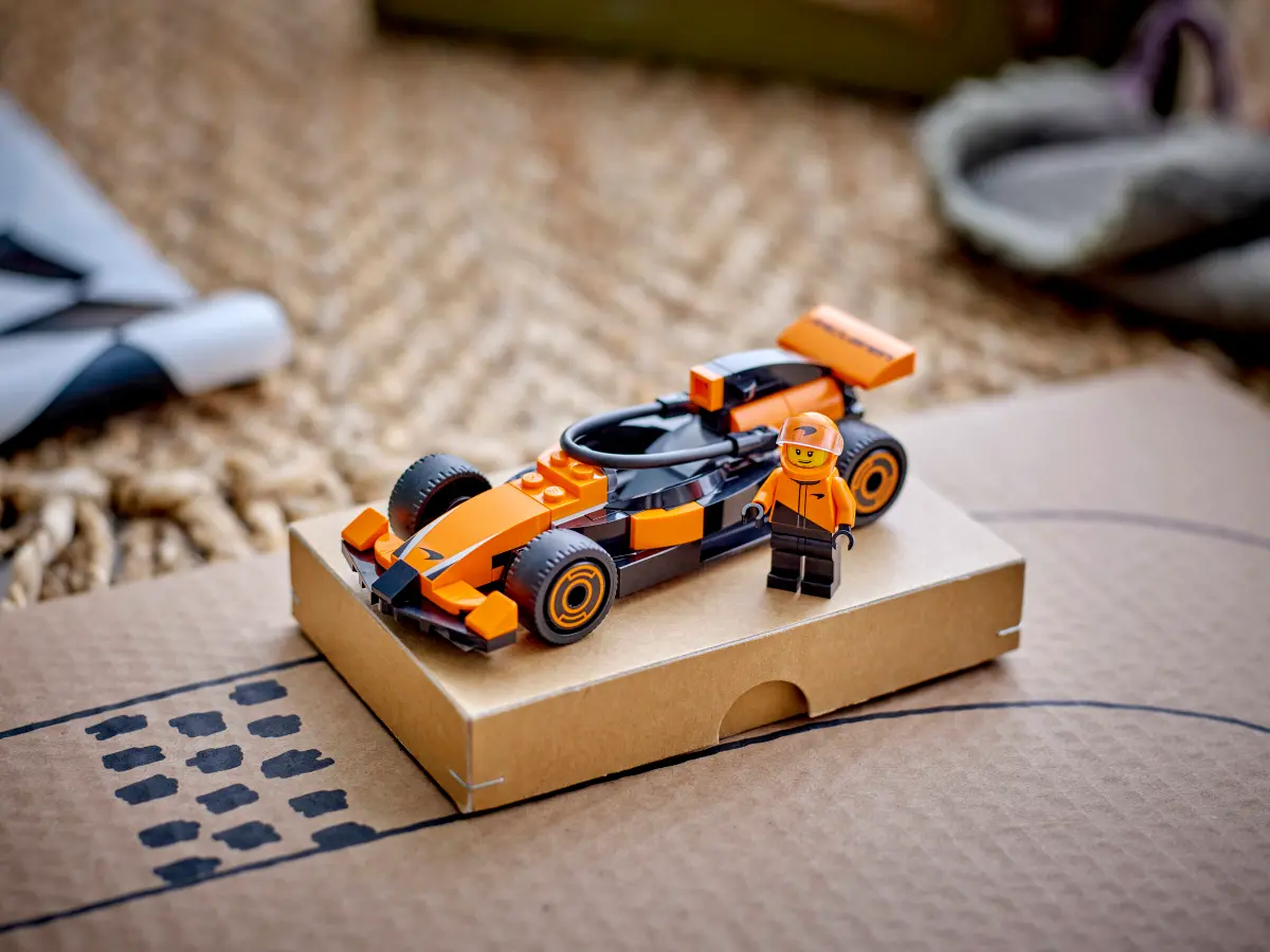 LEGO 60442 CITY F1® DRIVER WITH MCLAREN RACE CAR - Image 7