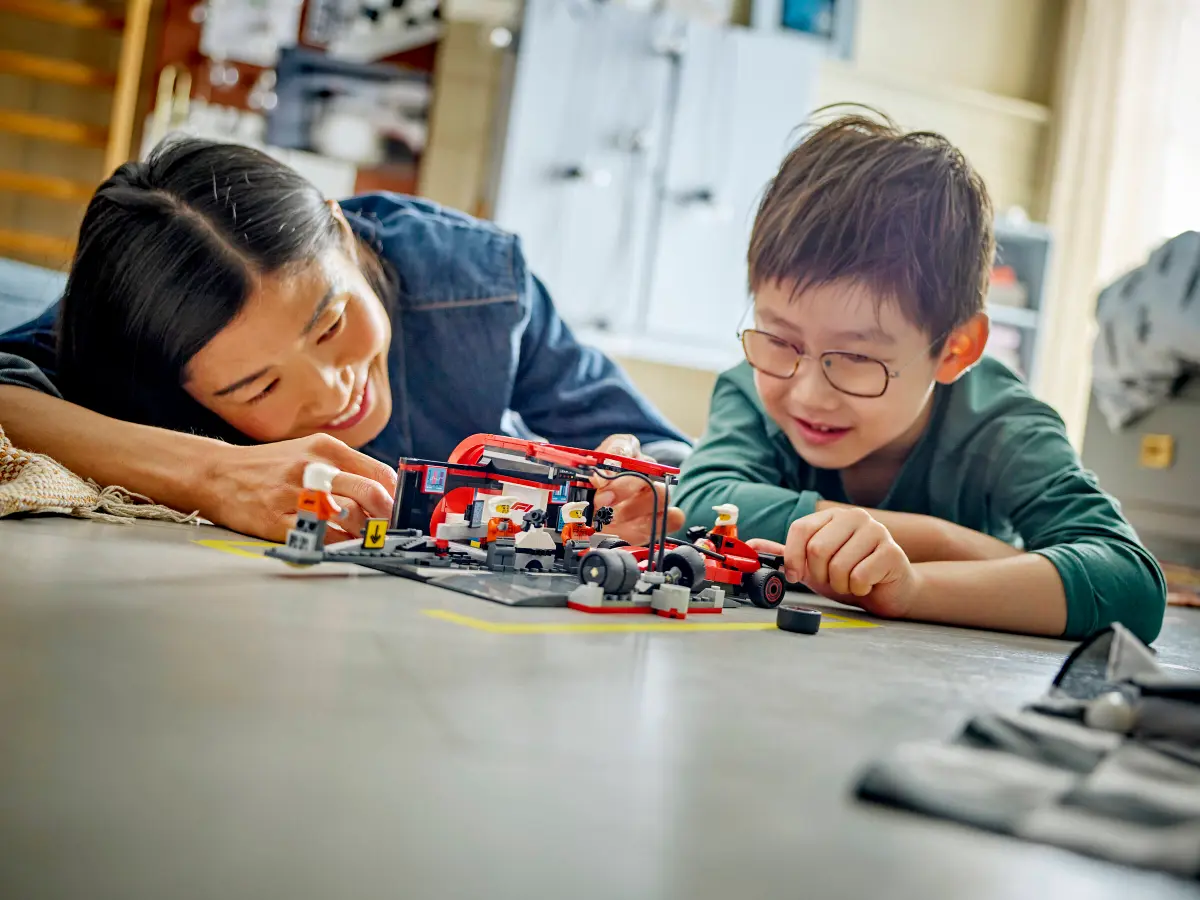 LEGO 60443 CITY - F1 PIT STOP AND PIT CREW WITH FERRARI CAR - Image 6