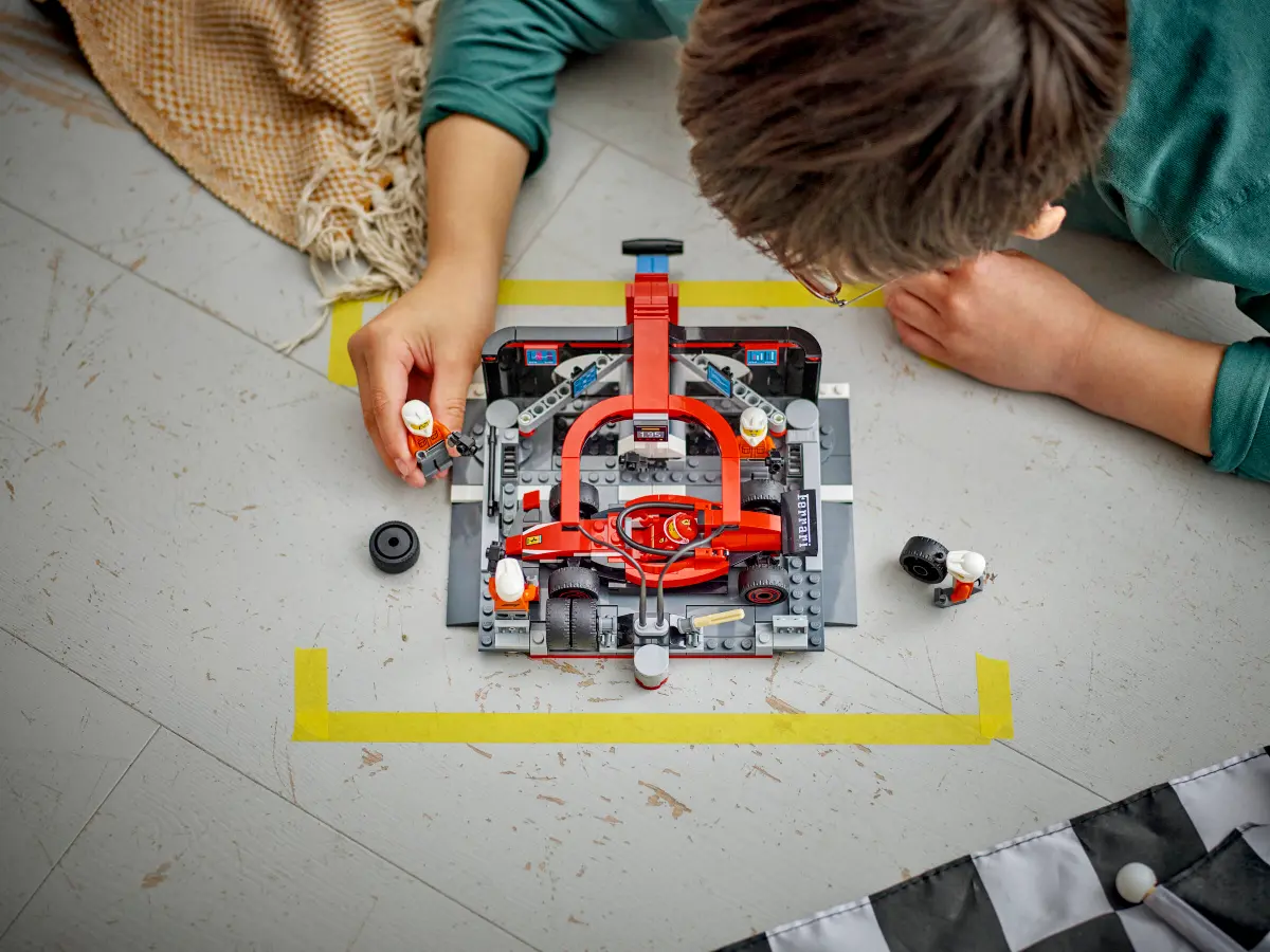 LEGO 60443 CITY - F1 PIT STOP AND PIT CREW WITH FERRARI CAR - Image 7