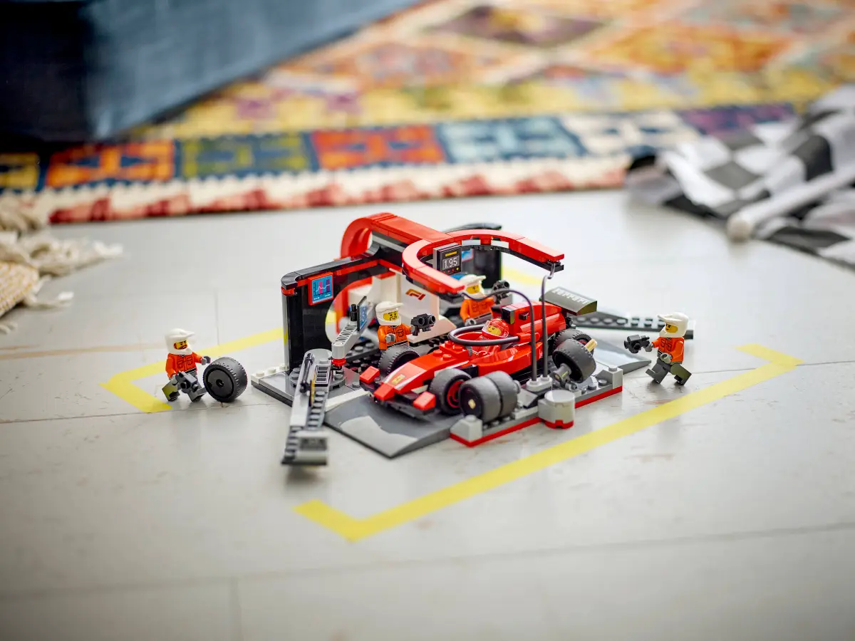 LEGO 60443 CITY - F1 PIT STOP AND PIT CREW WITH FERRARI CAR - Image 8