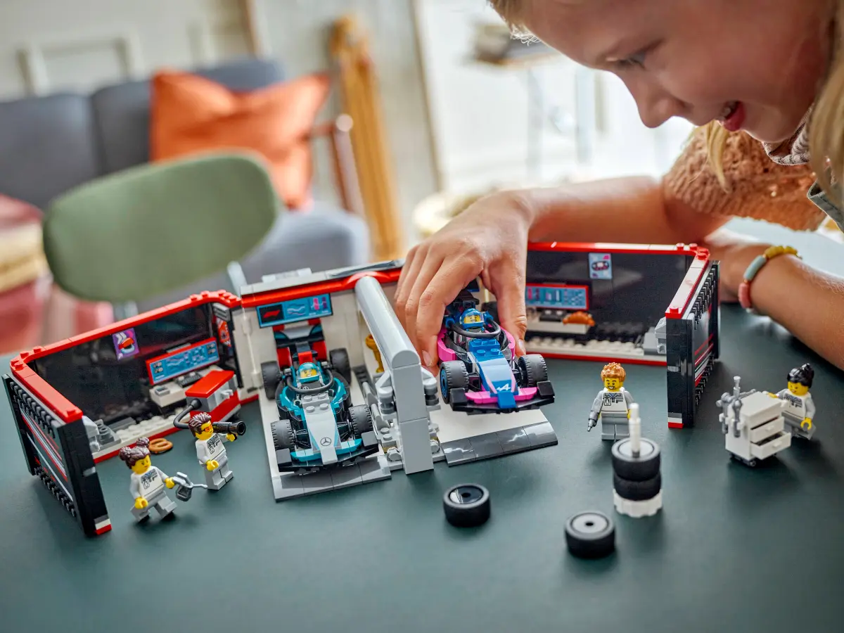 LEGO 60444 CITY - F1 GARAGE AND MERCEDES AMG AND ALPINE CARS - Image 6