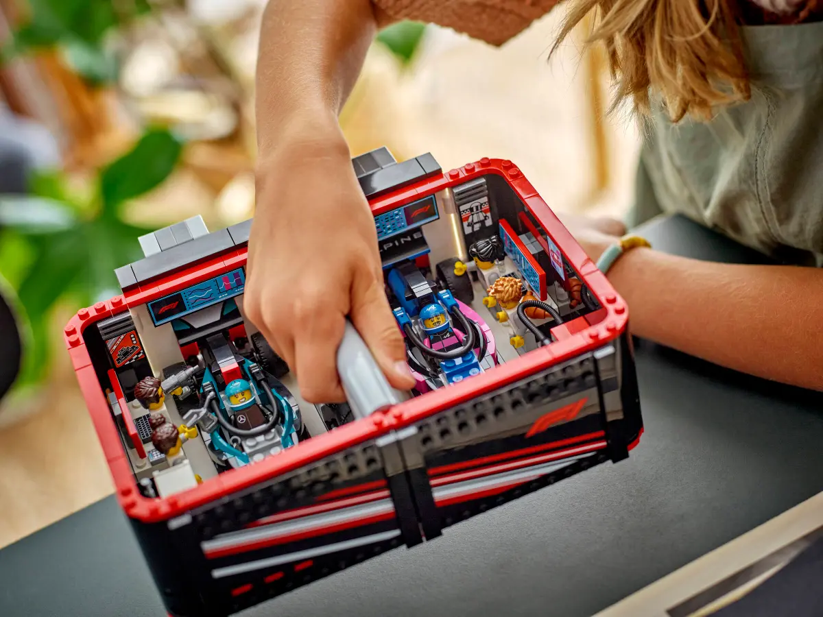 LEGO 60444 CITY - F1 GARAGE AND MERCEDES AMG AND ALPINE CARS - Image 8