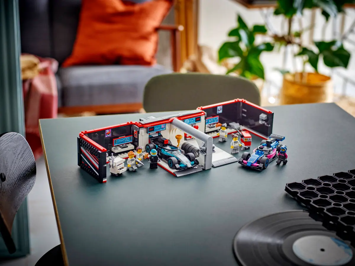 LEGO 60444 CITY - F1 GARAGE AND MERCEDES AMG AND ALPINE CARS - Image 9