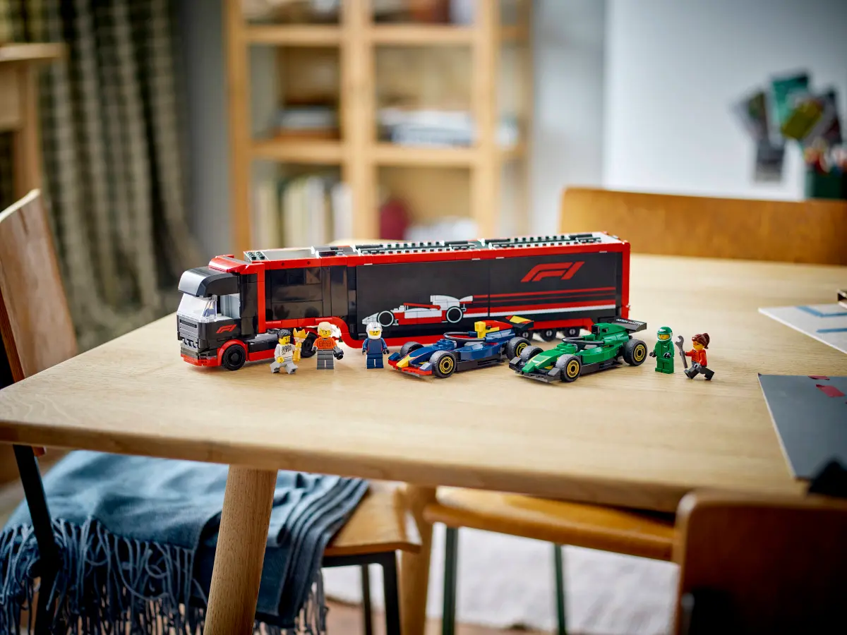 LEGO 60445 CITY - F1 TRUCK WITH RB20 AND AMR24 F1 CARS - Image 10