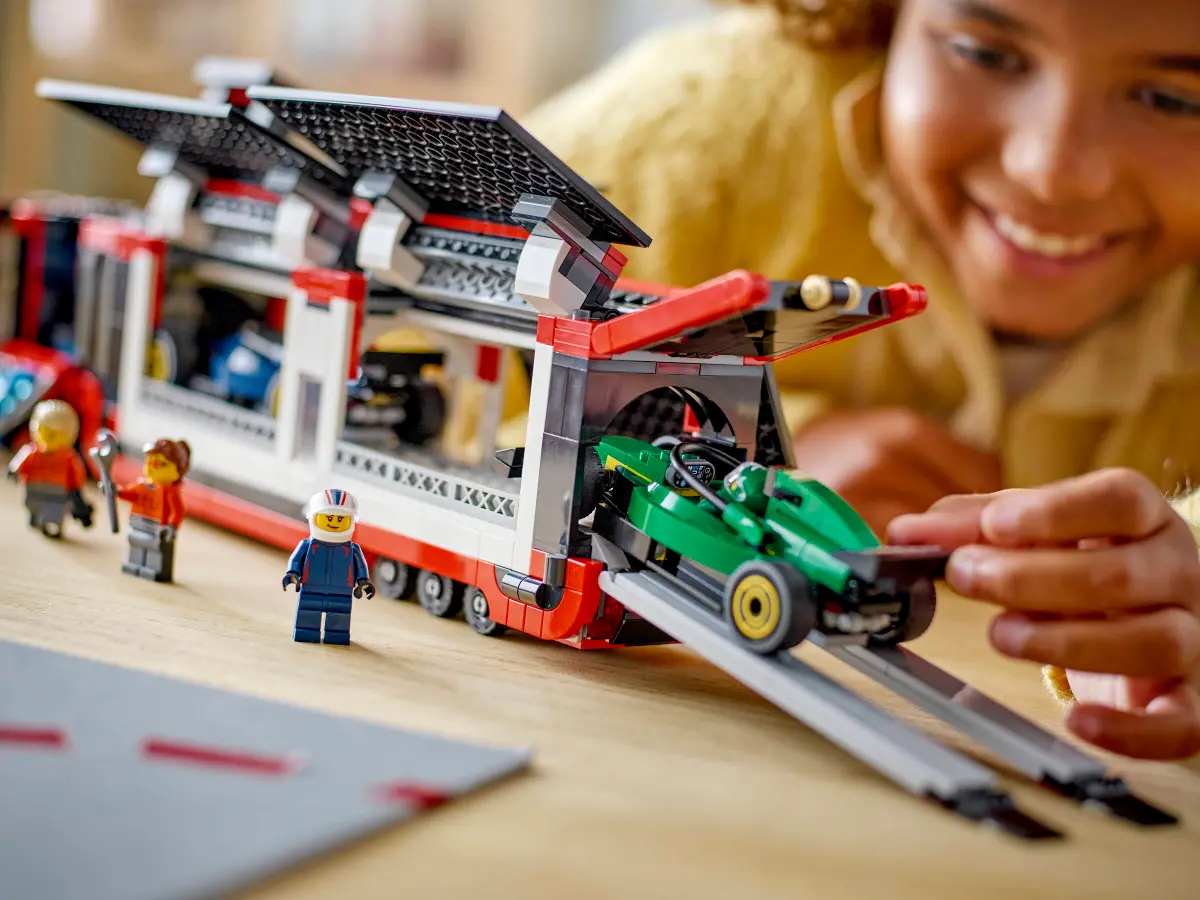 LEGO 60445 CITY - F1 TRUCK WITH RB20 AND AMR24 F1 CARS - Image 8
