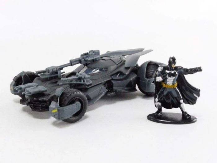 JUSTICE LEAGUE (2017) - BATMAN WITH BATMOBILE 1/32 SCALE HOLLYWOOD RIDES DIE-CAST VEHICLE REPLICA - Image 2