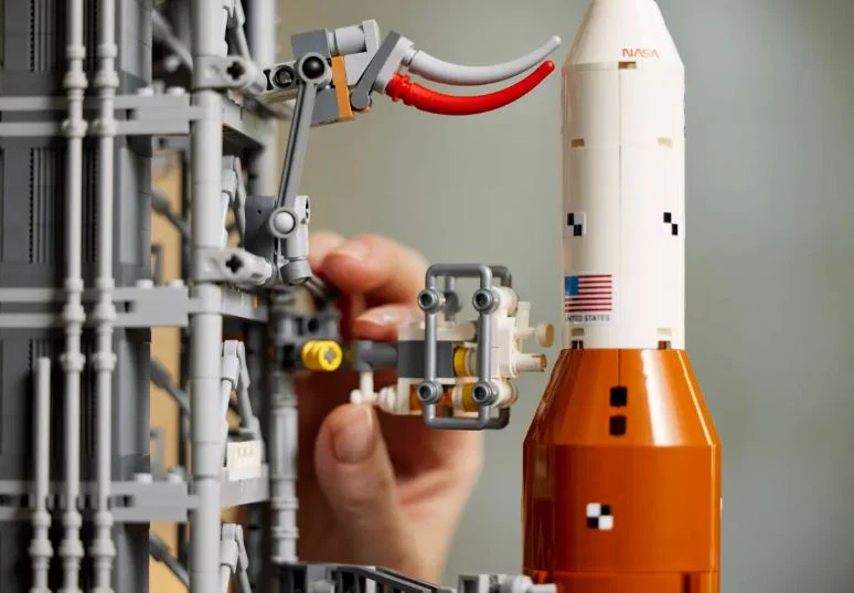 LEGO 10341 ICONS NASA ARTEMIS SPACE LAUNCH SYSTEM - Image 11