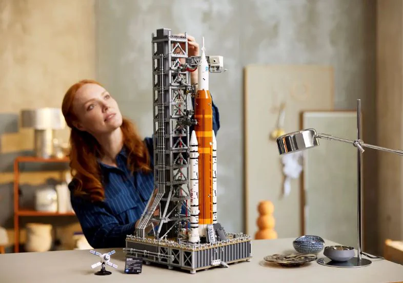 LEGO 10341 ICONS NASA ARTEMIS SPACE LAUNCH SYSTEM - Image 5