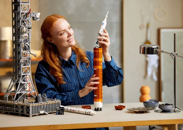 LEGO 10341 ICONS NASA ARTEMIS SPACE LAUNCH SYSTEM - Image 6
