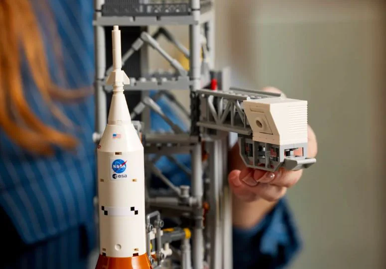 LEGO 10341 ICONS NASA ARTEMIS SPACE LAUNCH SYSTEM - Image 9