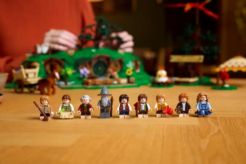 LEGO 10354 ICONS THE LORD OF THE RINGS - THE SHIRE - Image 8