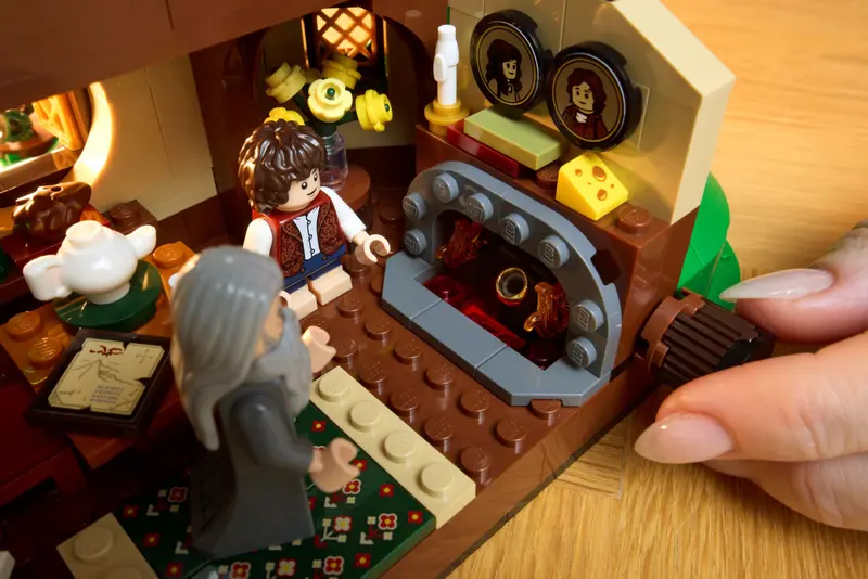 LEGO 10354 ICONS THE LORD OF THE RINGS - THE SHIRE - Image 9