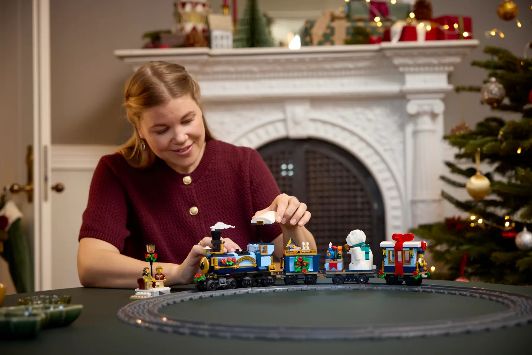 LEGO 10361 ICONS - HOLIDAY EXPRESS TRAIN - Image 10