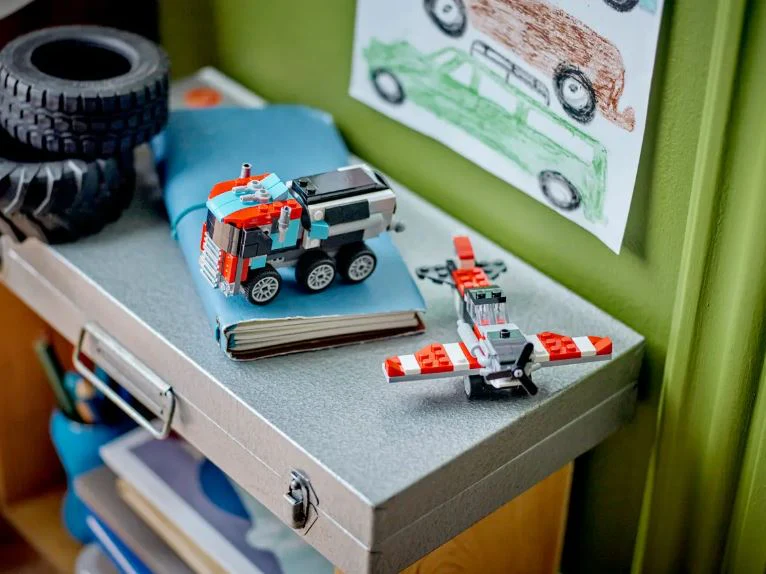 LEGO 31146 FLATBED TRUCK WITH HELICOPTER - Image 9