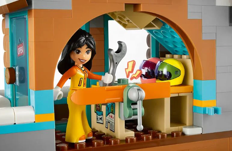 LEGO 41756 HOLIDAY SKI SLOPE AND CAFE - Image 4