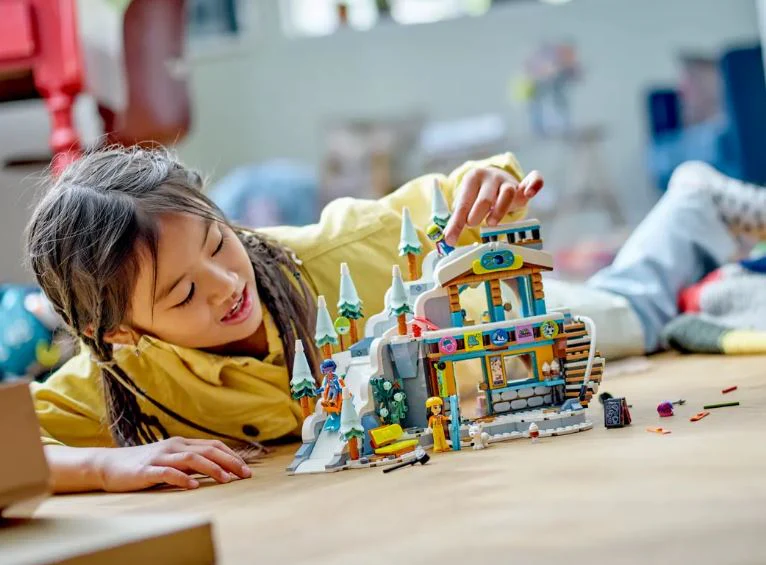 LEGO 41756 HOLIDAY SKI SLOPE AND CAFE - Image 9