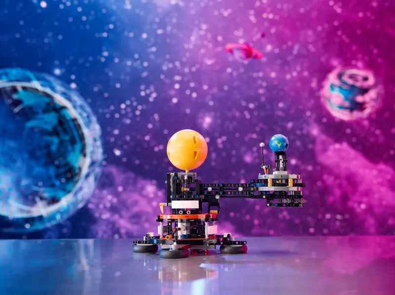 LEGO 42179 TECHNIC SPACE - PLANET EARTH AND MOON IN ORBIT - Image 7