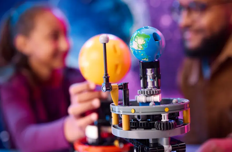 LEGO 42179 TECHNIC SPACE - PLANET EARTH AND MOON IN ORBIT - Image 8