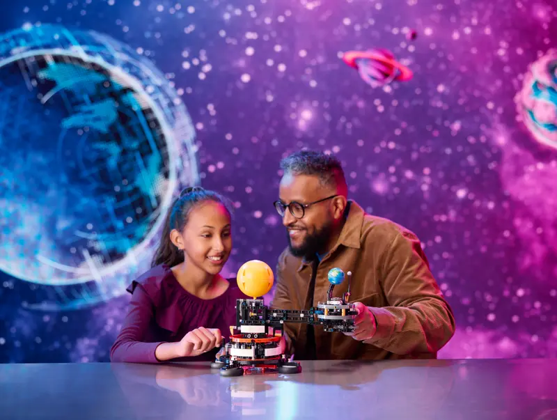 LEGO 42179 TECHNIC SPACE - PLANET EARTH AND MOON IN ORBIT - Image 9