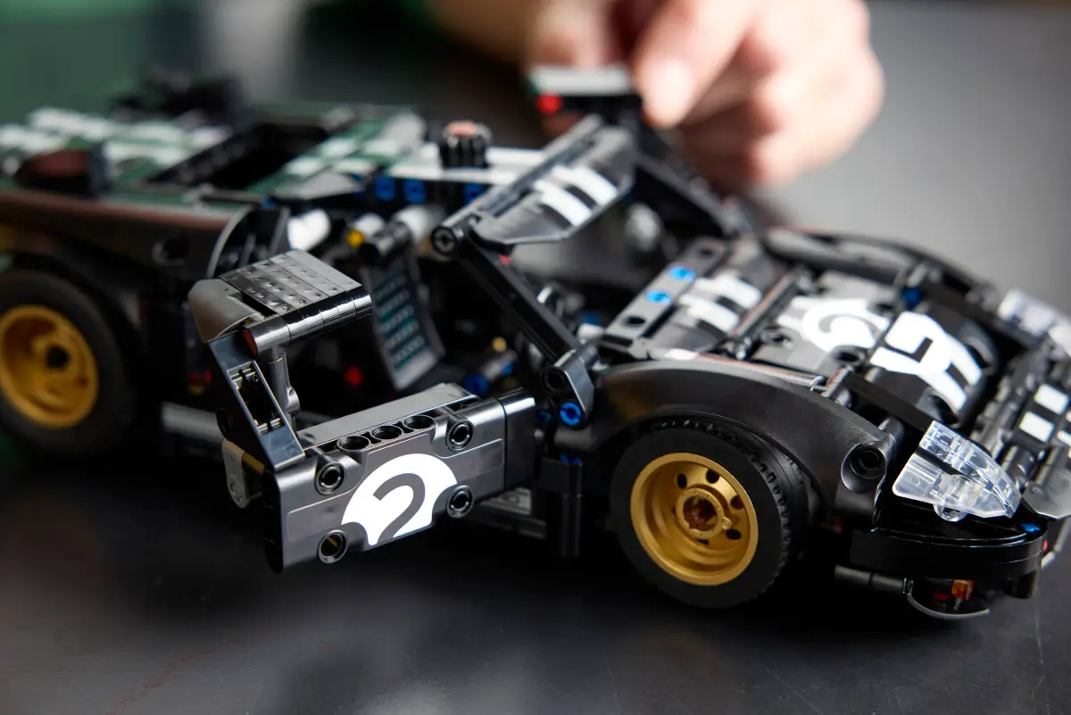 LEGO 42223 TECHNIC -1966 FORD GT40 MKII RACE CAR - Image 8