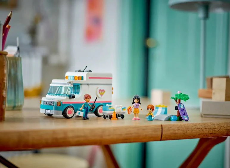 LEGO 42613 HEARTLAKE CITY HOSTPITAL AMBULANCE - Image 6