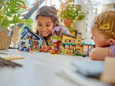 LEGO 42620 OLLY AND PAISLEY'S FAMILY HOUSES - Image 4