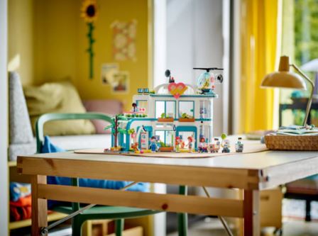 LEGO 42621 HEARTLAKE CITY HOSPITAL - Image 4