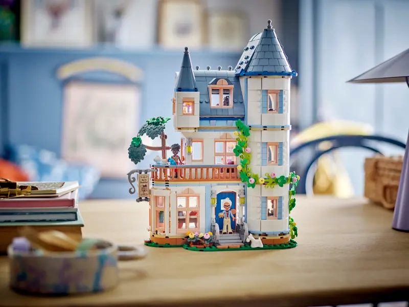 LEGO 42638 - CASTLE BED AND BREAKFAST - Image 5