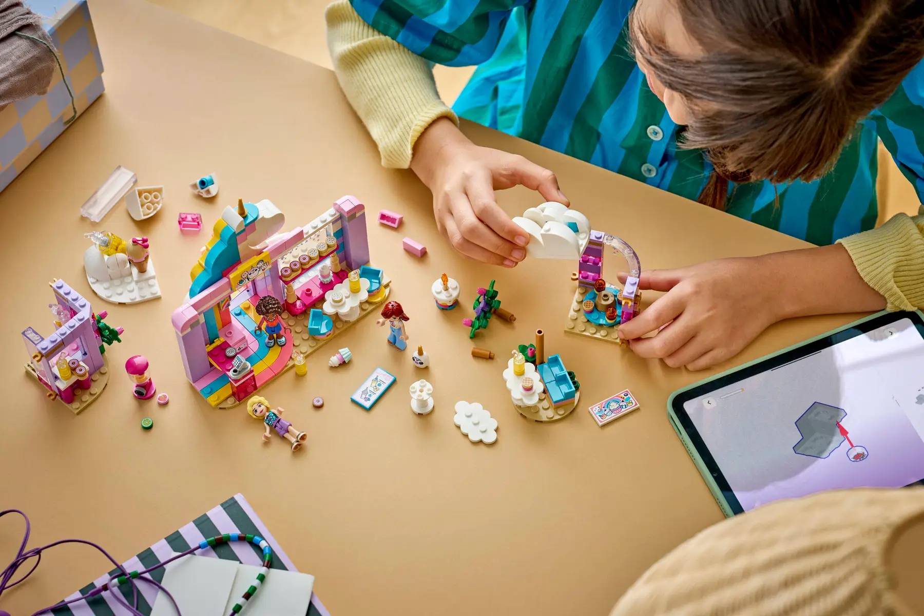 LEGO 42684 UNICORN DREAM CAFE - Image 10