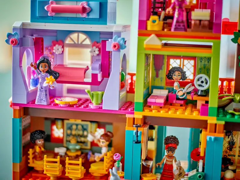 LEGO 43245 - THE MAGICAL MADRIGAL HOUSE - Image 8