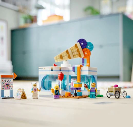 LEGO 60363 CITY - ICE CREAM SHOP - Image 6
