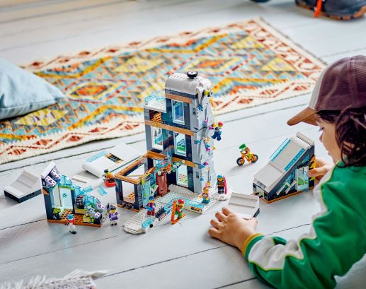 LEGO 60366 CITY - SKI AND CLIMBING CENTRE - Image 4