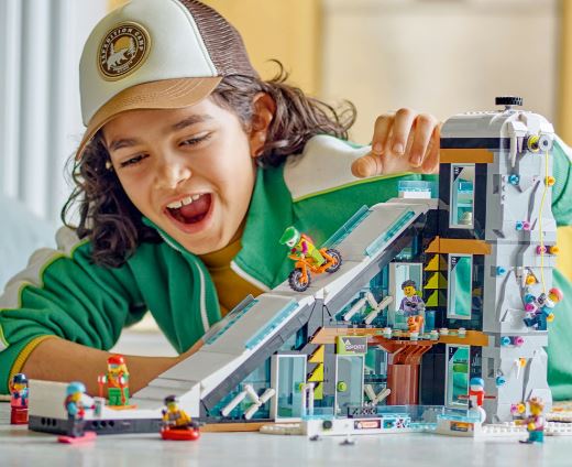 LEGO 60366 CITY - SKI AND CLIMBING CENTRE - Image 5