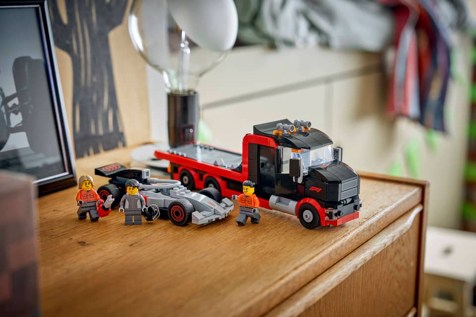 LEGO 60493 CITY - F1 DISPLAY TRUCK WITH AUDI F1 RACE CAR - Image 7