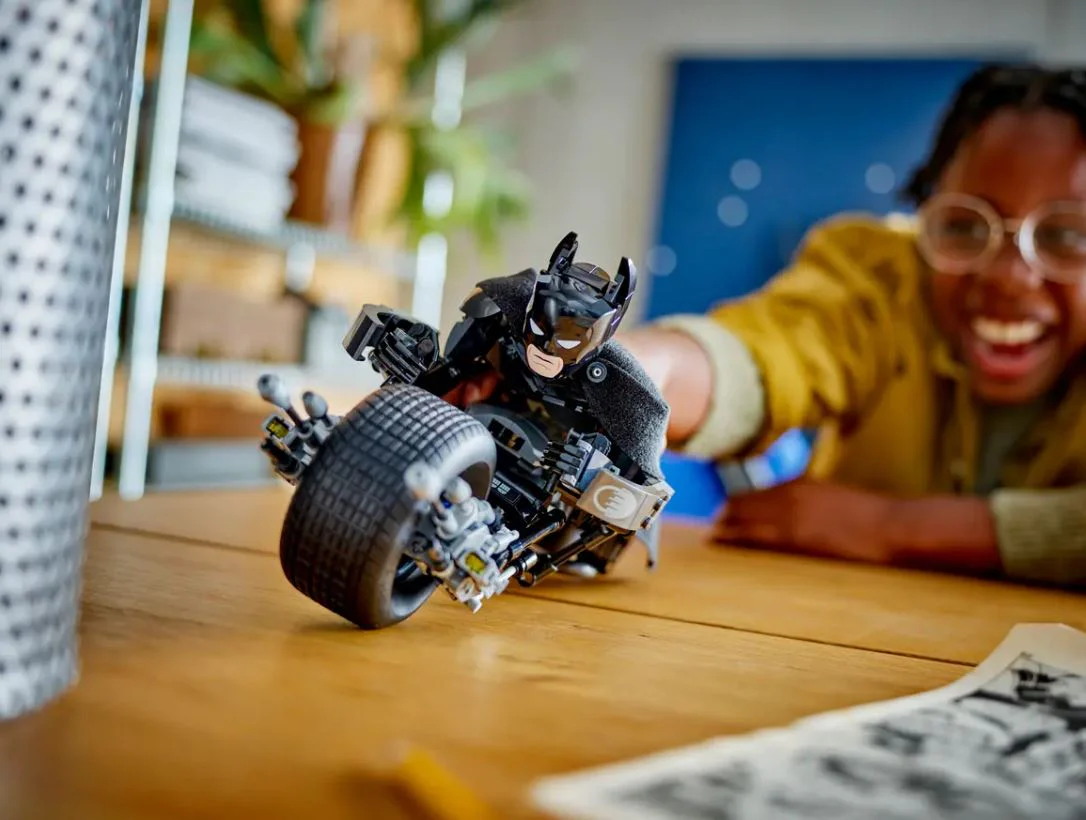 LEGO 76273 DC BATMAN CONSTRUCTION FIGURE AND THE BAT-POD BIKE - Image 3
