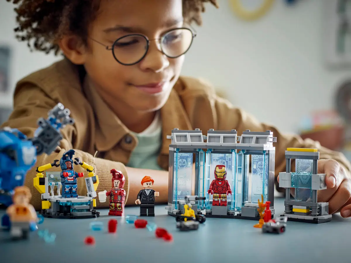 LEGO 76315 MARVEL IRON MAN'S LABORATORY : HALL OF ARMOR - Image 7