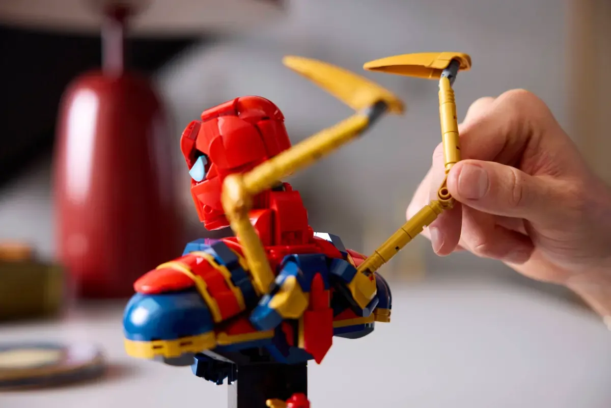 LEGO 76326 MARVEL - IRON SPIDER MAN BUST - Image 3