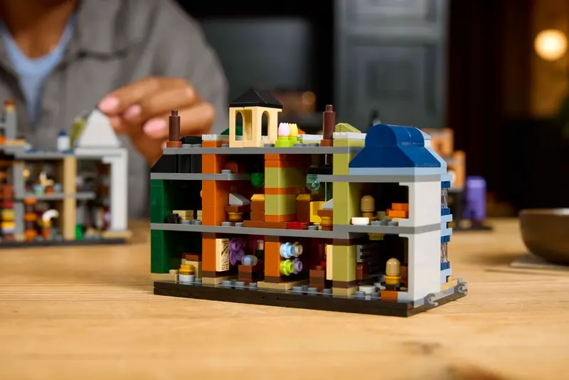 LEGO 76444 HARRY POTTER  DIAGON ALLEY™ WIZARDING SHOPS - Image 11