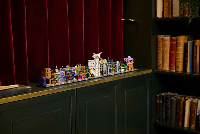 LEGO 76444 HARRY POTTER  DIAGON ALLEY™ WIZARDING SHOPS - Image 13