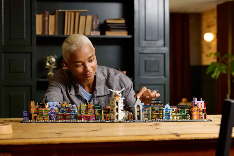 LEGO 76444 HARRY POTTER  DIAGON ALLEY™ WIZARDING SHOPS - Image 6