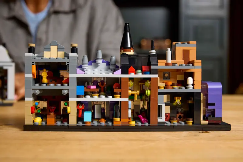 LEGO 76444 HARRY POTTER  DIAGON ALLEY™ WIZARDING SHOPS - Image 9
