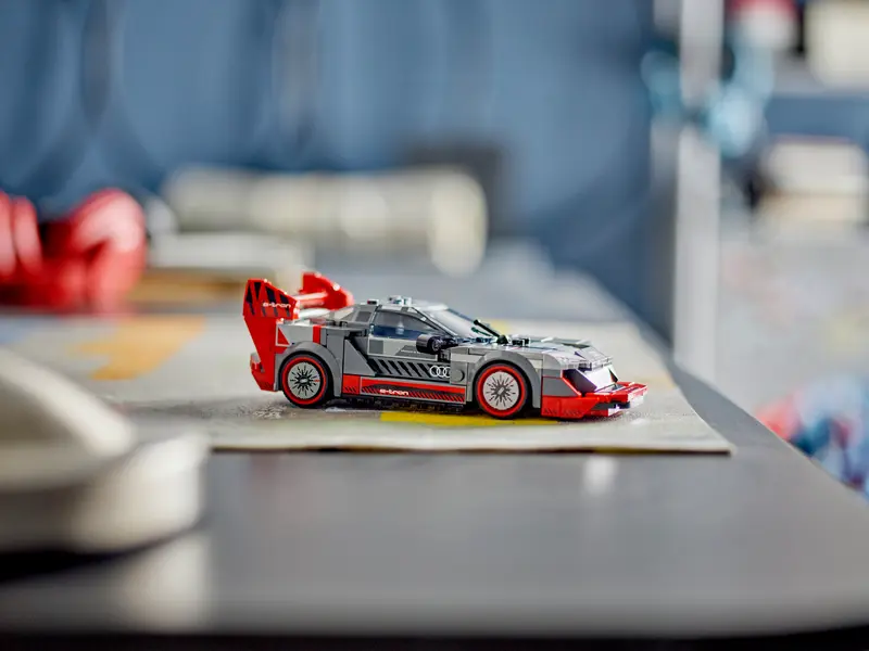 LEGO 76921 SPEED CHAMPIONS - AUDI E-TRON QUATTRO RACE CAR - Image 4