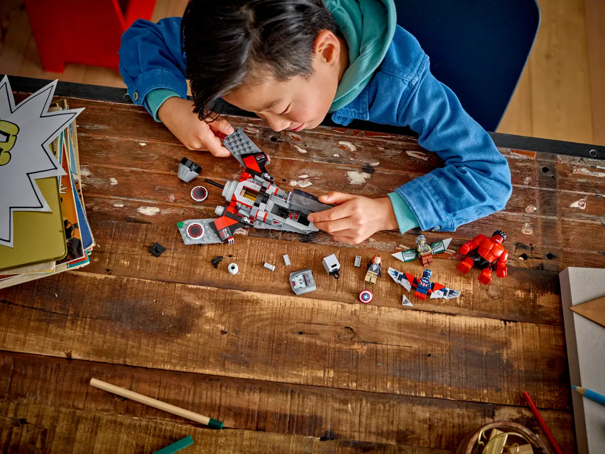 LEGO 76292 MARVEL CAPTAIN AMERICA VS. RED HULK BATTLE - Image 9