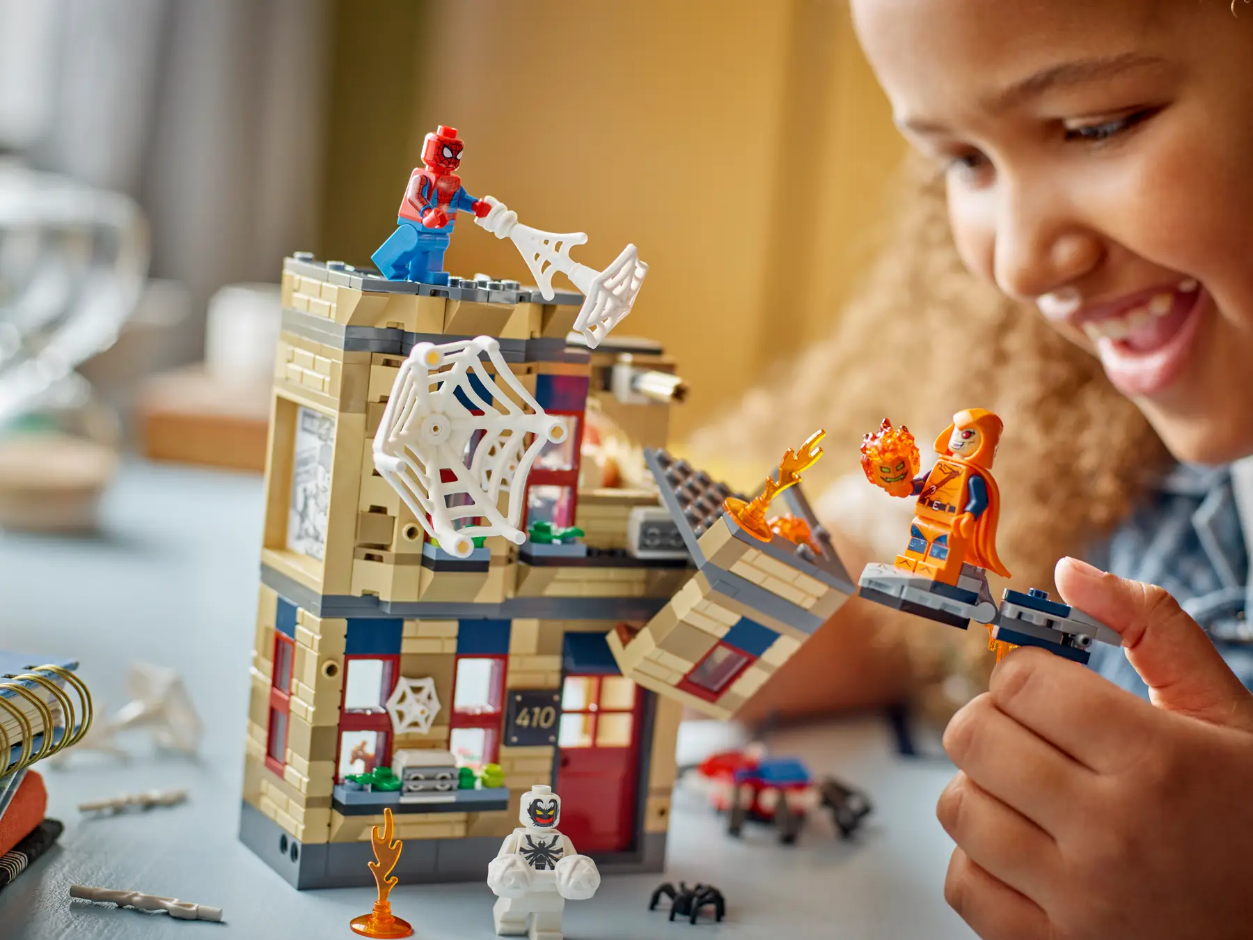 LEGO 76317 MARVEL PETER PARKERS APARTMENT - Image 6