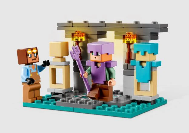LEGO 21252 MINECRAFT  THE ARMORY - Image 2
