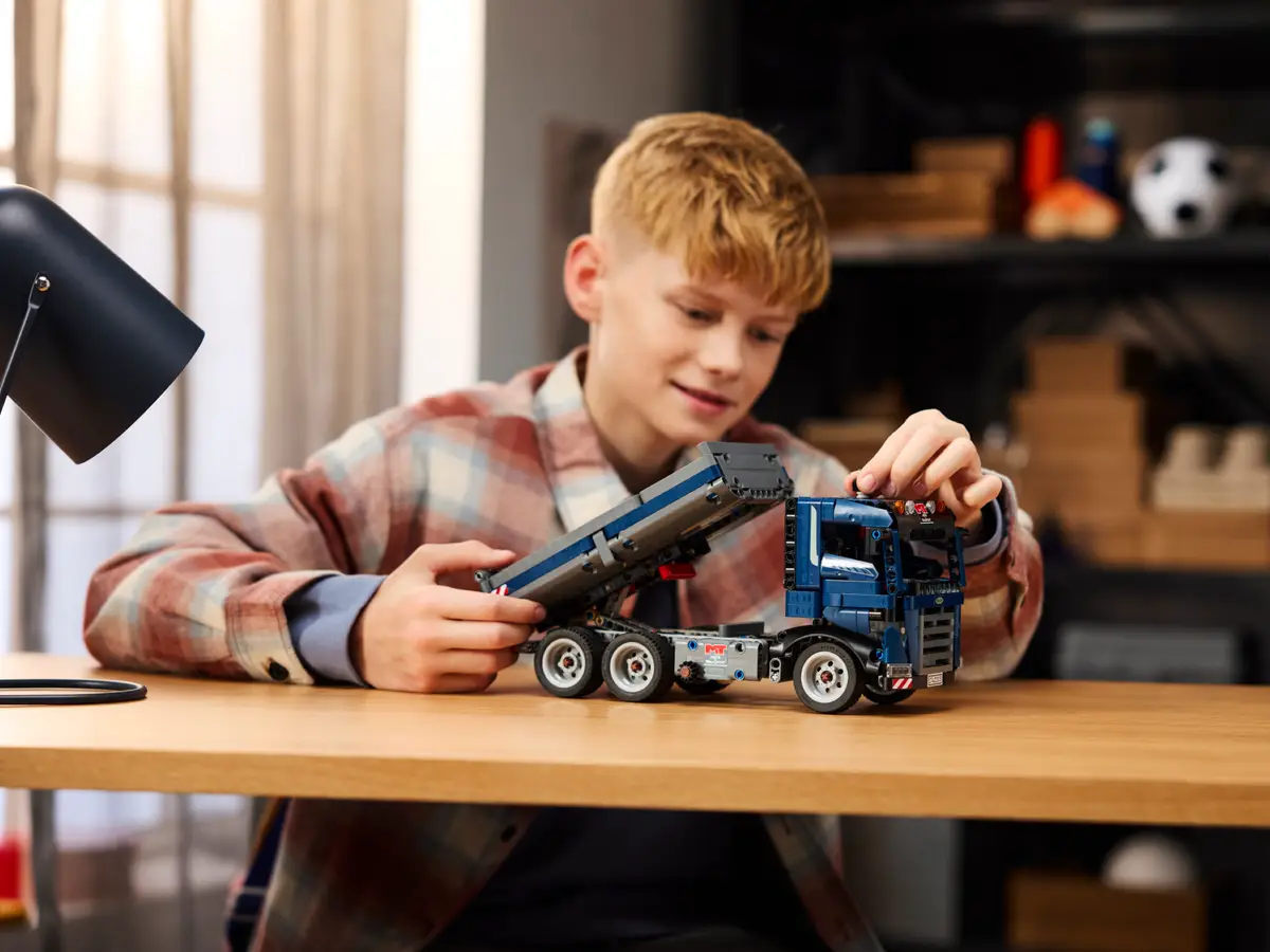 LEGO 42203 TECHNIC TIPPING DUMP TRUCK - Image 2