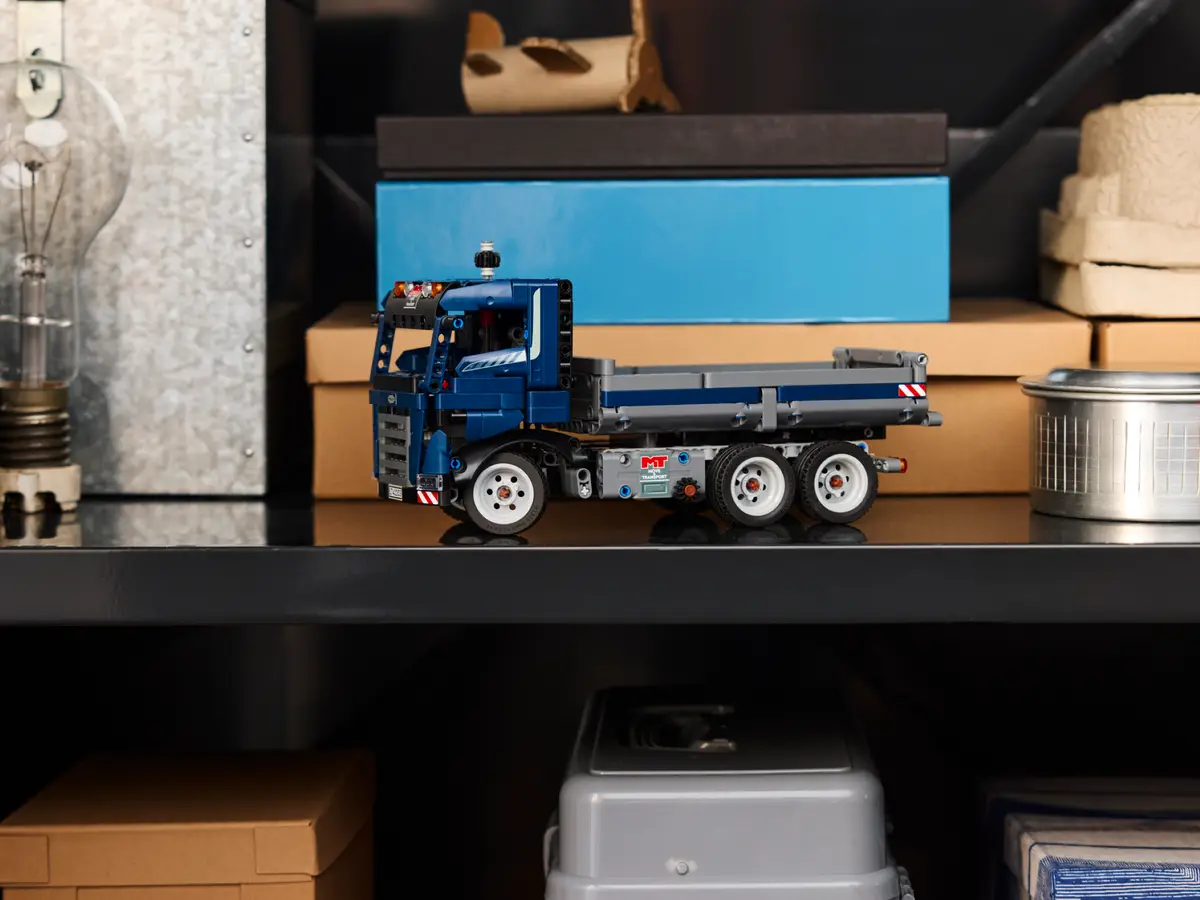 LEGO 42203 TECHNIC TIPPING DUMP TRUCK - Image 3