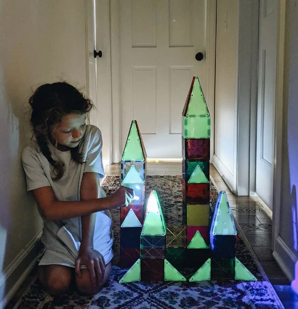 MAGNA-TILES GLOW IN THE DARK TILES 16 PIECE SET - Image 2