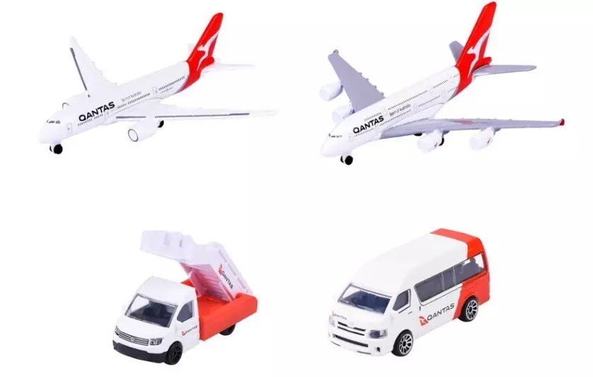 MAJORETTE QANTAS PLANE AND VEHICLE ASSORTMENT - Image 2